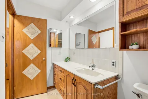 34 Beaconsfield Drive Hamilton ON L8T 2W9