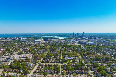 5039 Valley Way Niagara Falls ON L2E 1W8