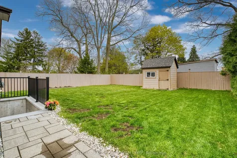 31 Brenlyn Court Hamilton ON L9C 4N8