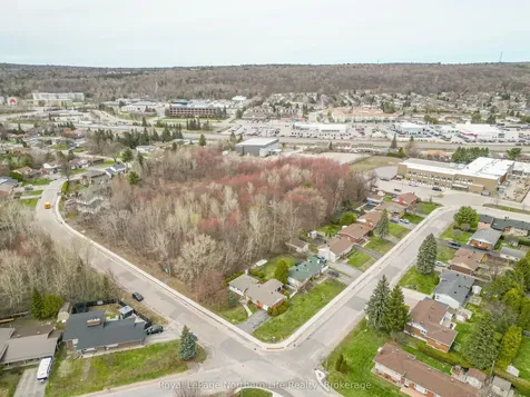 1608 Parkwood Drive North Bay ON P1B 4R4