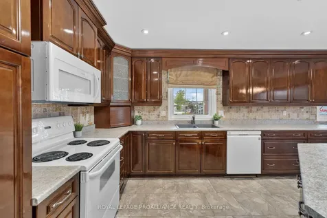 18 South Murray Street Quinte West ON K8V 1Y3