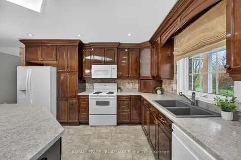 18 South Murray Street Quinte West ON K8V 1Y3