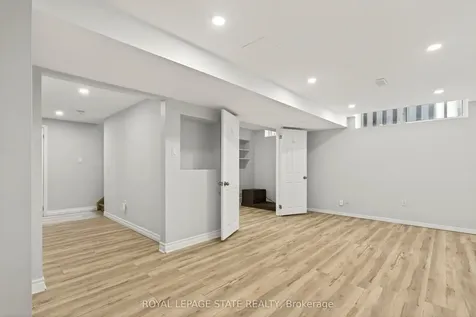 39 Distin Drive Hamilton ON L9A 5K4