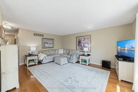 24 Kenyon Crescent Grimsby ON L3M 5S4