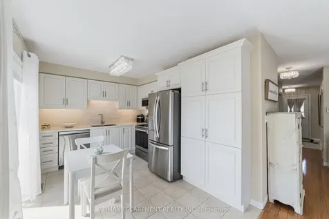 24 Kenyon Crescent Grimsby ON L3M 5S4