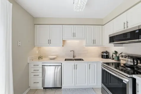 24 Kenyon Crescent Grimsby ON L3M 5S4