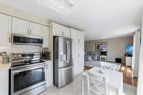 24 Kenyon Crescent Grimsby ON L3M 5S4