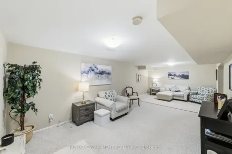 24 Kenyon Crescent Grimsby ON L3M 5S4
