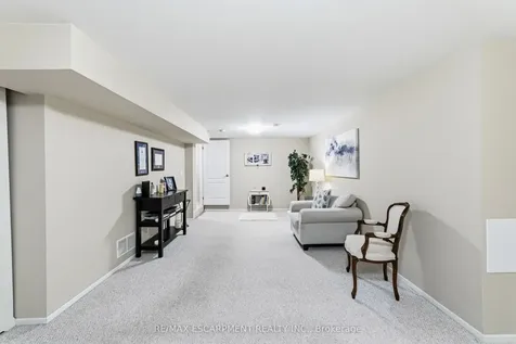 24 Kenyon Crescent Grimsby ON L3M 5S4