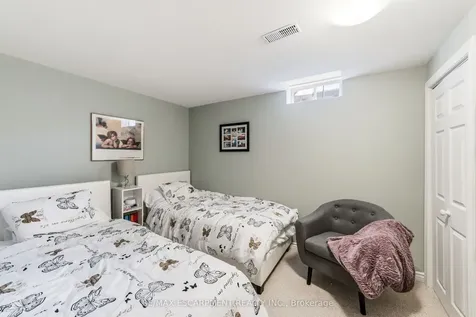 24 Kenyon Crescent Grimsby ON L3M 5S4