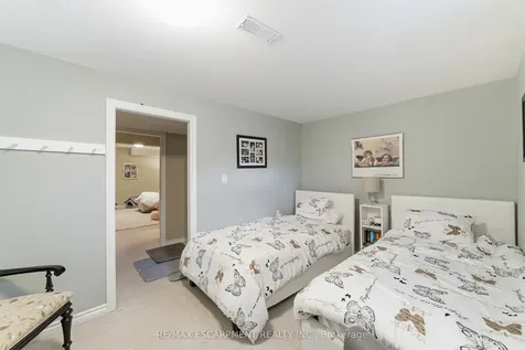 24 Kenyon Crescent Grimsby ON L3M 5S4