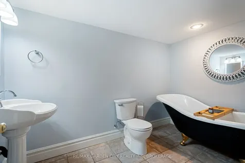 28 Fox Trail Drive St. Catharines ON L2S 3T7