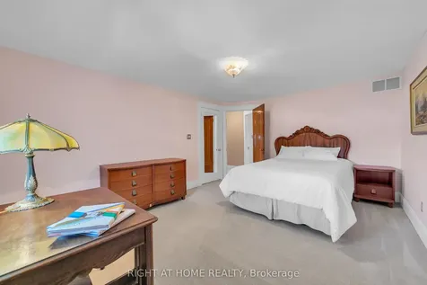 16 Nelles Boulevard Grimsby ON L3M 3R1