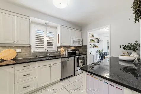82 Fellowes Crescent Hamilton ON L8B 0M1