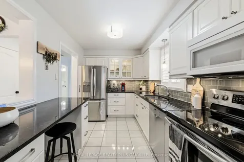 82 Fellowes Crescent Hamilton ON L8B 0M1