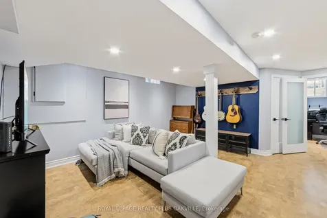 82 Fellowes Crescent Hamilton ON L8B 0M1