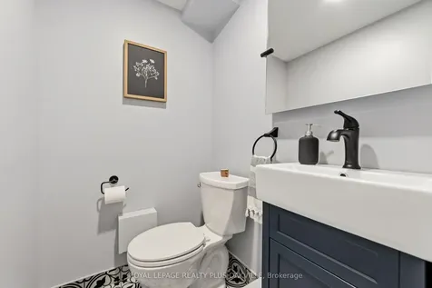 82 Fellowes Crescent Hamilton ON L8B 0M1