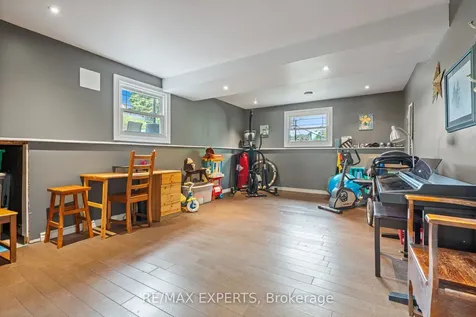 32 Crestlynn Crescent Norfolk ON N3Y 4V8