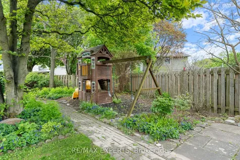 32 Crestlynn Crescent Norfolk ON N3Y 4V8