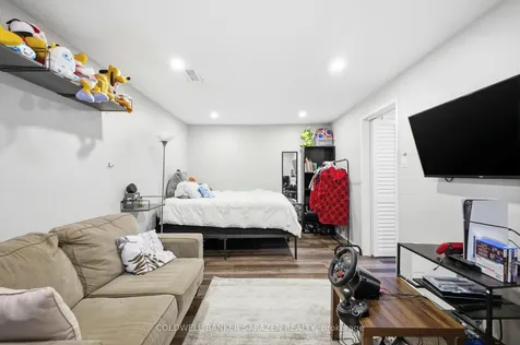 161 Mcclintock Way Kanata ON K2L 2A5