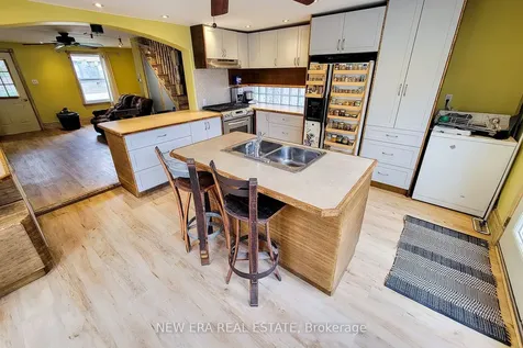16 Welland Street S Thorold ON L2V 2B4