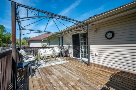 663 Fairview Avenue S Laurentian Valley ON K8A 8N4