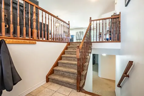 663 Fairview Avenue S Laurentian Valley ON K8A 8N4