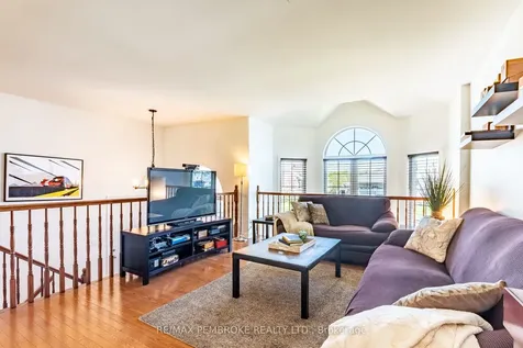 663 Fairview Avenue S Laurentian Valley ON K8A 8N4