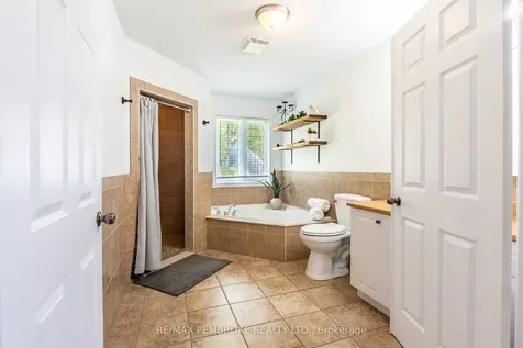 663 Fairview Avenue S Laurentian Valley ON K8A 8N4