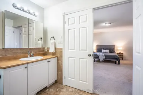 663 Fairview Avenue S Laurentian Valley ON K8A 8N4