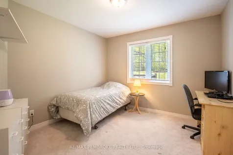 663 Fairview Avenue S Laurentian Valley ON K8A 8N4