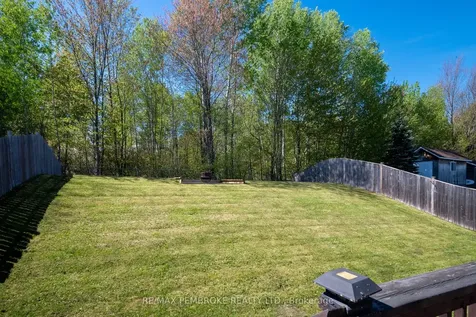 663 Fairview Avenue S Laurentian Valley ON K8A 8N4