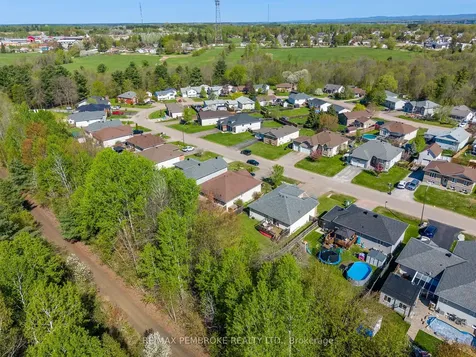 663 Fairview Avenue S Laurentian Valley ON K8A 8N4
