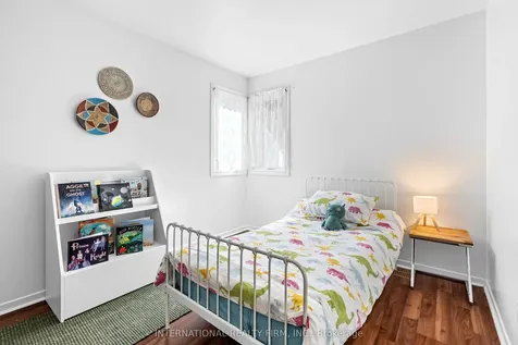 116 Mcclintock Way Kanata ON K2L 2A4