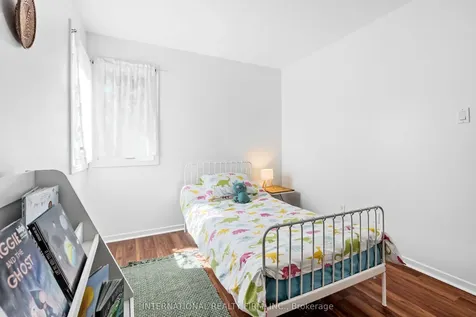 116 Mcclintock Way Kanata ON K2L 2A4