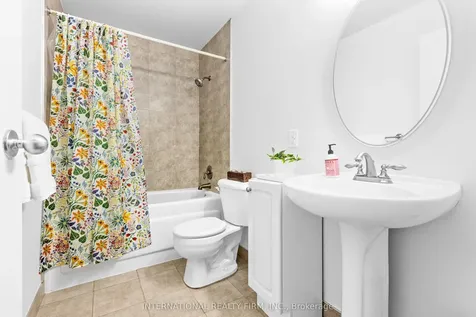 116 Mcclintock Way Kanata ON K2L 2A4