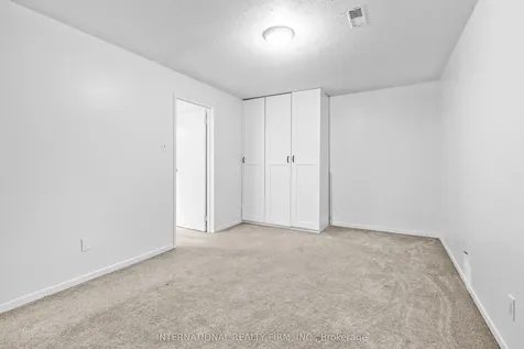 116 Mcclintock Way Kanata ON K2L 2A4