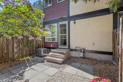 116 Mcclintock Way Kanata ON K2L 2A4