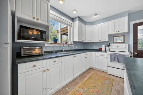 516 High Street W Georgian Bay ON P0C 1H0