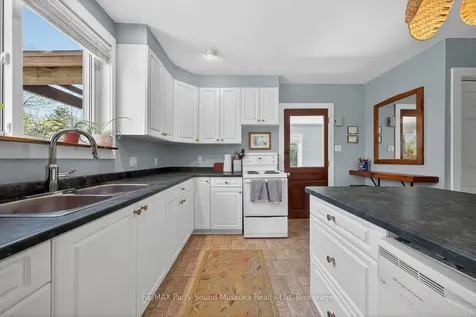 516 High Street W Georgian Bay ON P0C 1H0