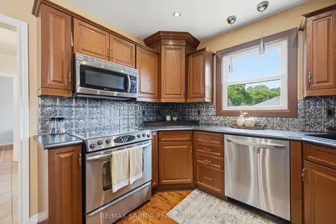 371 Mack Avenue Sarnia ON N7T 3P7