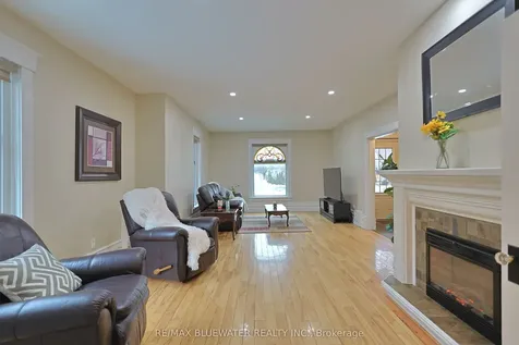181 Parkhill Main Street North Middlesex ON N0M 2K0