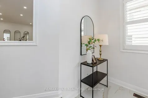 132 Mcknight Avenue Hamilton ON L0R 2H7