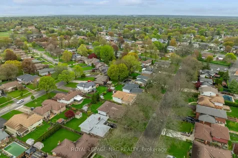 17 Baraniuk Street St. Catharines ON L2N 1N4