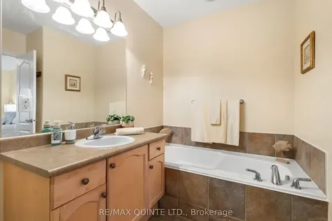 25 Heartwood Drive Belleville ON K8P 5M2