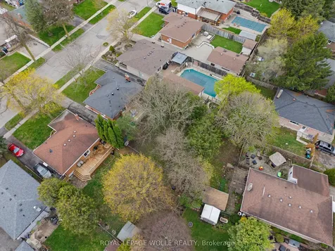 24 Hillmount Street Kitchener ON N2C 2C6
