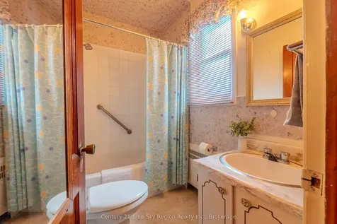 137 Second Avenue E North Bay ON P1B 1L3