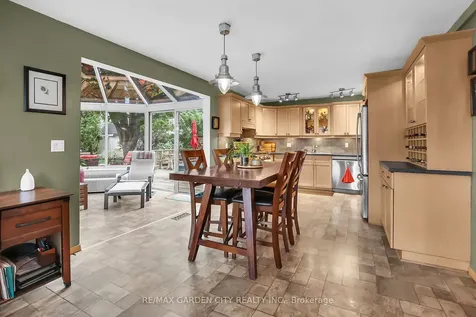 10 Maple Avenue Grimsby ON L3M 3B6
