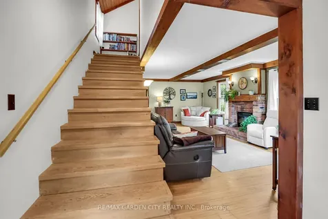 10 Maple Avenue Grimsby ON L3M 3B6