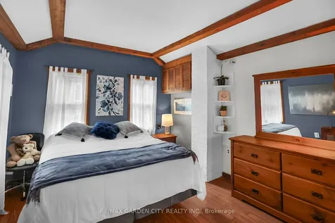 10 Maple Avenue Grimsby ON L3M 3B6
